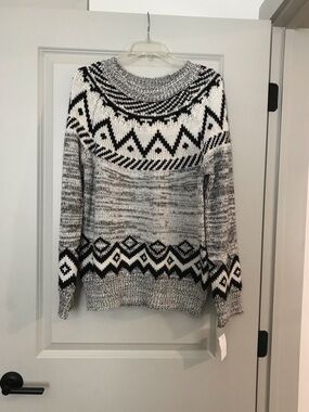 NWT- WONDERLY-Black & White Patterned Crewneck Sweater